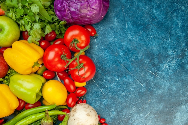 Draufsicht Obst und Gemüse auf blauem Hintergrund