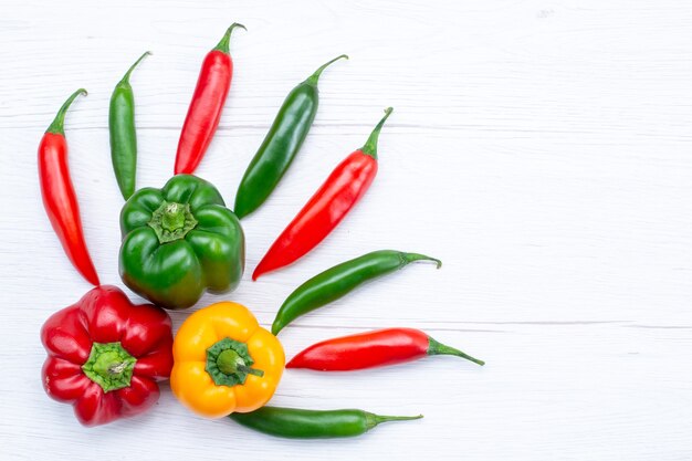 Draufsicht offul Paprika mit würzigen Paprikaschoten auf weißem Schreibtisch, Gemüsegewürz heißes Lebensmittelzutatprodukt