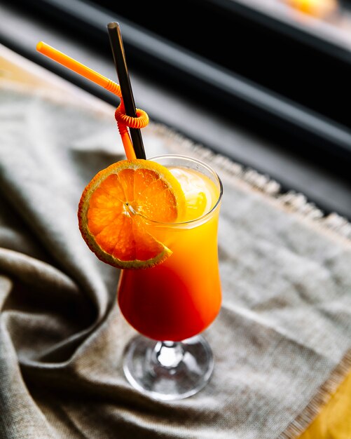 Draufsicht Orangensaft mit einer Orangenscheibe