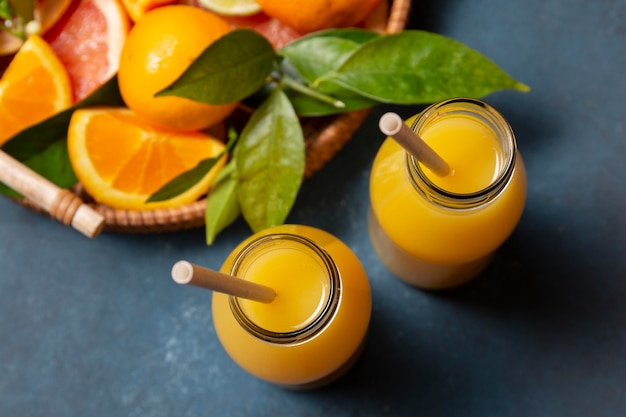 Draufsicht Orangensaft mit Zitrusmischung