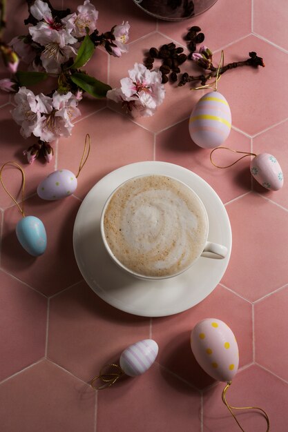 Draufsicht osterkaffee und dekorationen