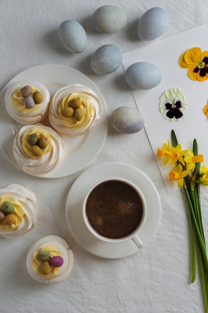 Draufsicht osterkaffee und dekorationen