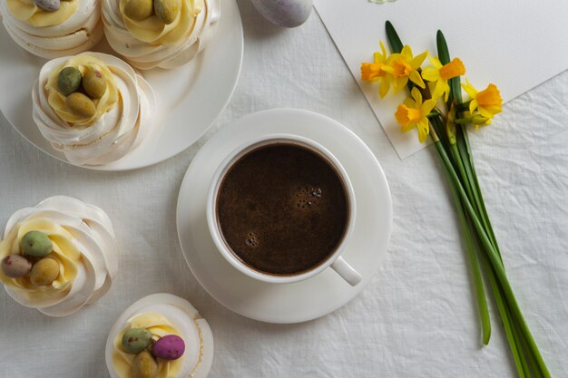 Draufsicht osterkaffee und dekorationen