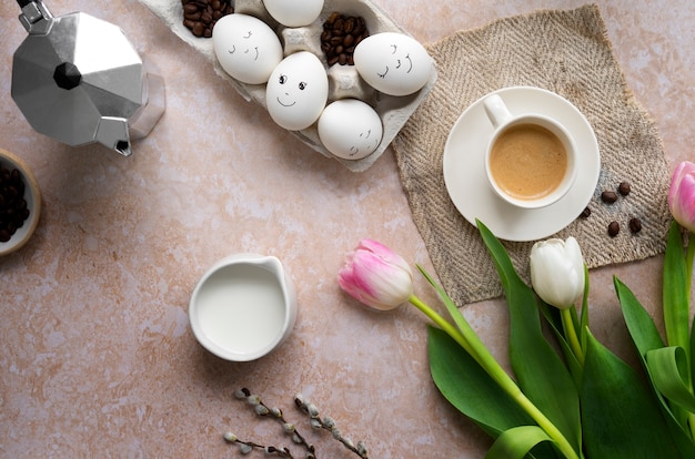 Kostenloses Foto draufsicht ostern kaffee dekorationen stillleben