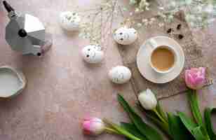 Kostenloses Foto draufsicht ostern kaffee dekorationen stillleben