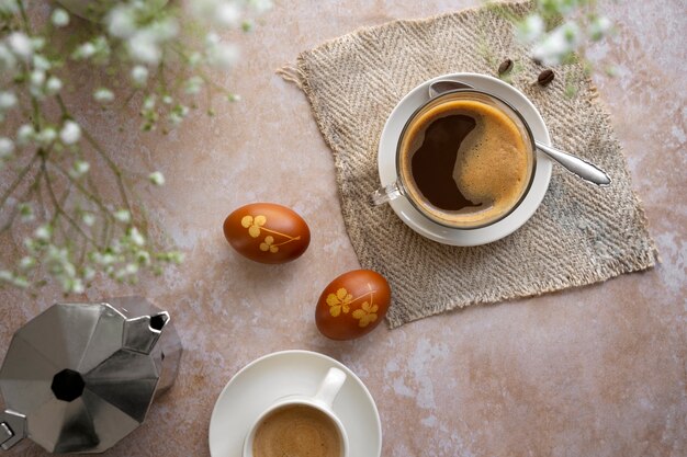 Draufsicht Ostern Kaffee Dekorationen Stillleben