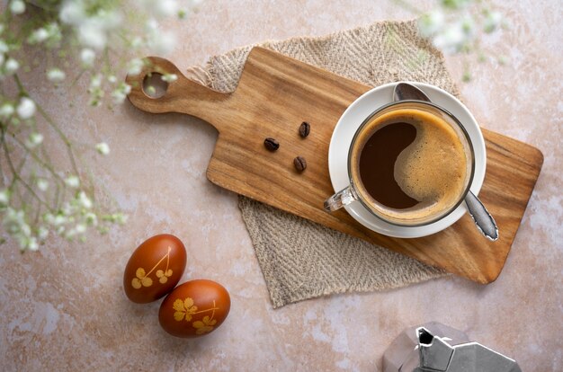 Draufsicht Ostern Kaffee Dekorationen Stillleben