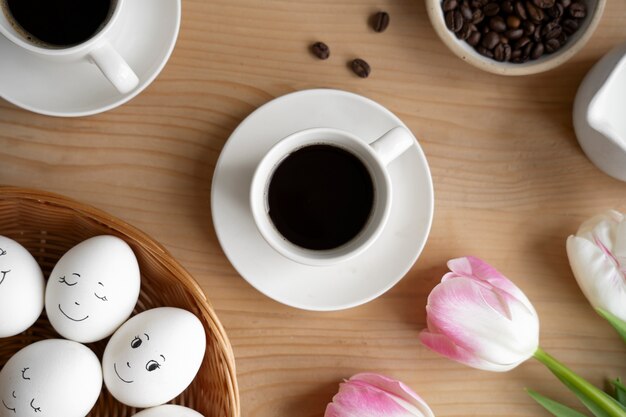 Draufsicht Ostern Kaffee Dekorationen Stillleben