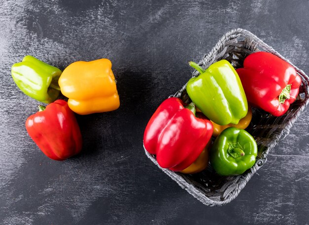 Draufsicht Paprika im Korb auf schwarzem Stein horizontal