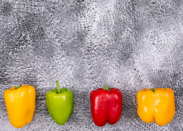 Kostenloses Foto draufsicht paprika pfeffer mit kopienraum auf grauem stein horizontal