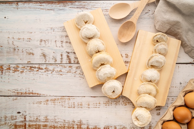 Kostenloses Foto draufsicht pasta auf schneidebrettern mit copy-paste