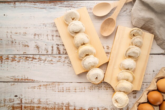 Draufsicht Pasta auf Schneidebrettern mit Copy-Paste