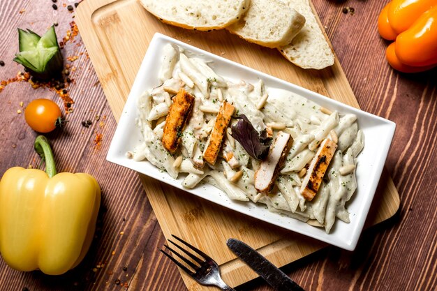 Draufsicht Pasta mit Käse und Huhn mit Scheiben Brot