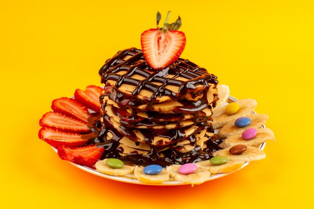 Draufsicht Pfannkuchen mit Früchten und Schokolade auf dem gelben Boden