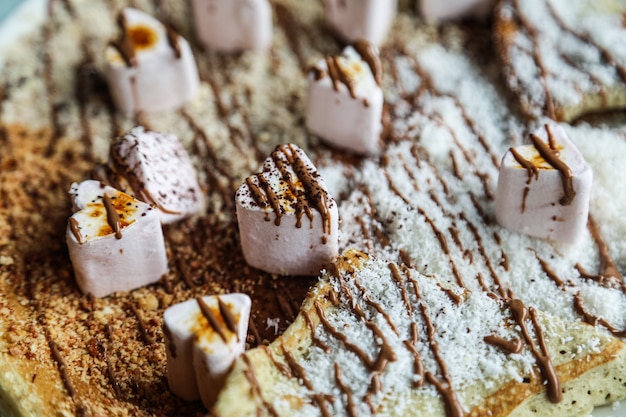 Draufsicht Pfannkuchen mit Marshmallow und Schokoladenglasur mit Kokosflocken