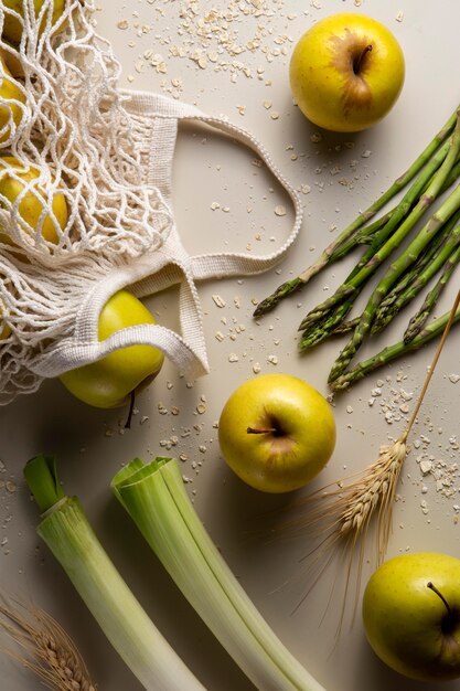 Draufsicht Äpfel und Spargel Arrangement