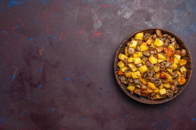 Draufsicht Pilze mit Kartoffeln rechts in der Schüssel sind Bratkartoffeln mit Pilzen