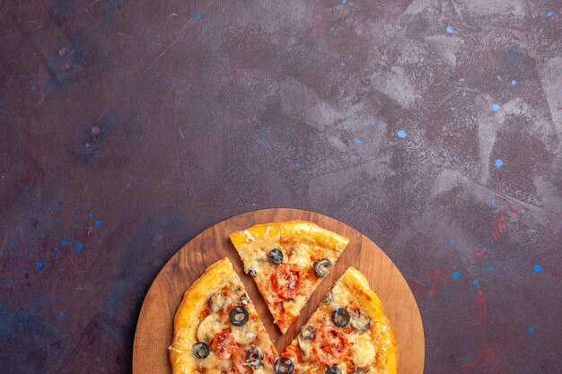Draufsicht pilzpizza geschnittener gekochter teig mit käse und oliven auf der dunklen oberfläche essen italienischer mahlzeit pizzateig