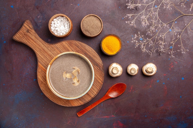 Draufsicht Pilzsuppe auf dem dunklen Raum