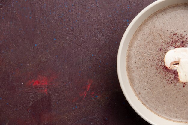 Draufsicht Pilzsuppe innerhalb Platte auf dem dunklen Schreibtisch