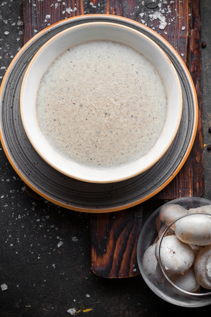 Draufsicht Pilzsuppe mit Champignon im weißen Teller