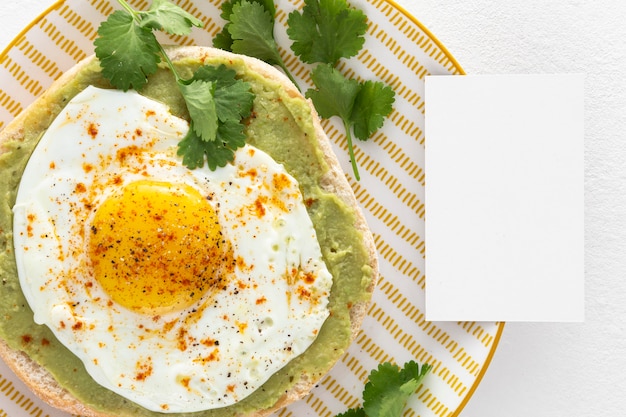 Draufsicht Pita mit Avocadoaufstrich und Spiegelei mit leerem Rechteck