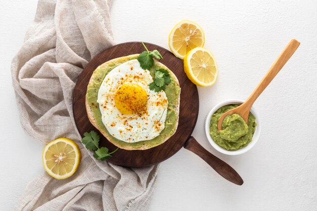 Draufsicht Pita mit Avocadoaufstrich und Spiegelei