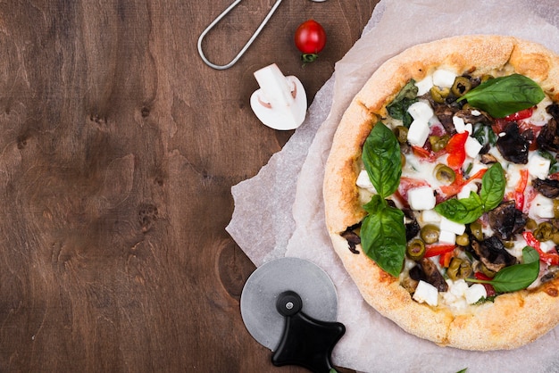 Kostenloses Foto draufsicht pizzarahmen mit kopierraum