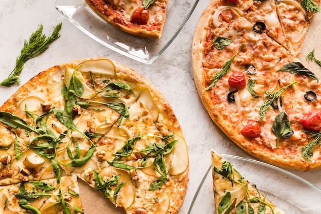 Kostenloses Foto draufsicht pizzas