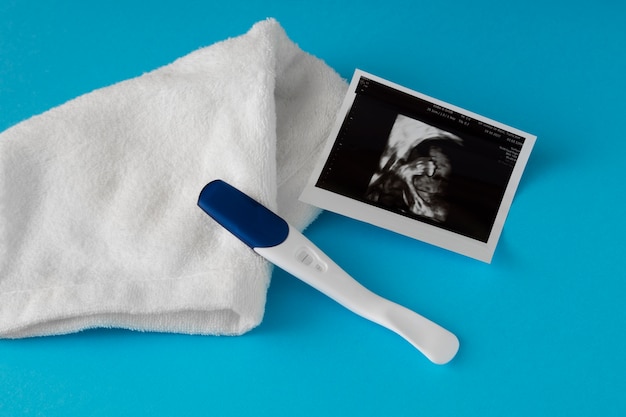 Draufsicht positiver schwangerschaftstest und ultraschall