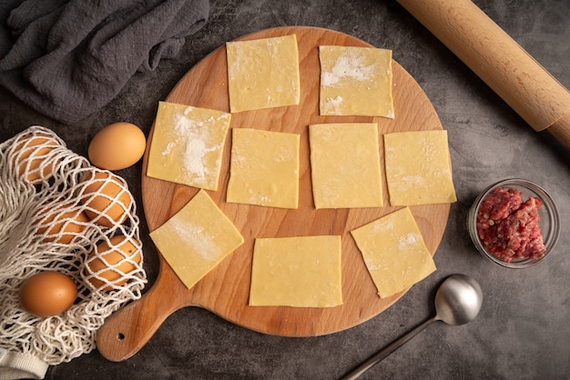 Draufsicht quadrierte teigwaren mit fleisch