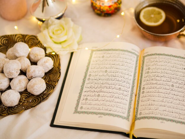 Draufsicht Quran mit Tee und Gebäck