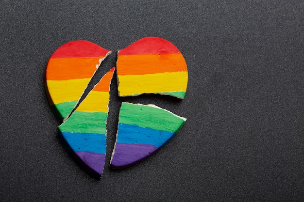Draufsicht Regenbogen gebrochenes Herz auf dunklem Hintergrund