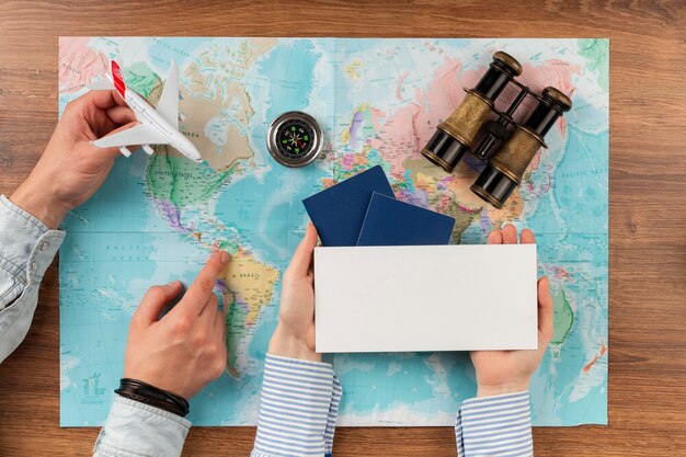 Draufsicht-Reisekonzept mit Weltkarte