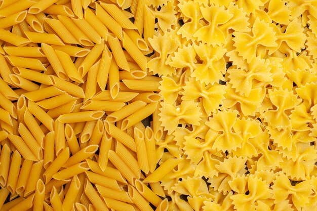 Draufsicht rohe italienische Pasta anders geformt auf dem hellgrauen Hintergrund