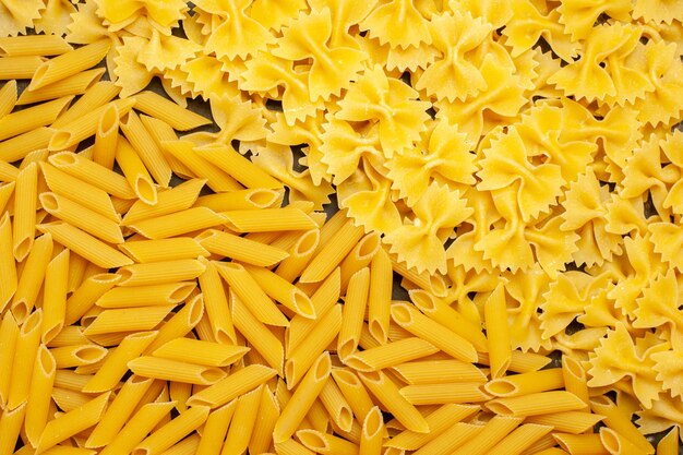 Draufsicht rohe italienische Pasta anders geformt auf dem hellgrauen Hintergrund