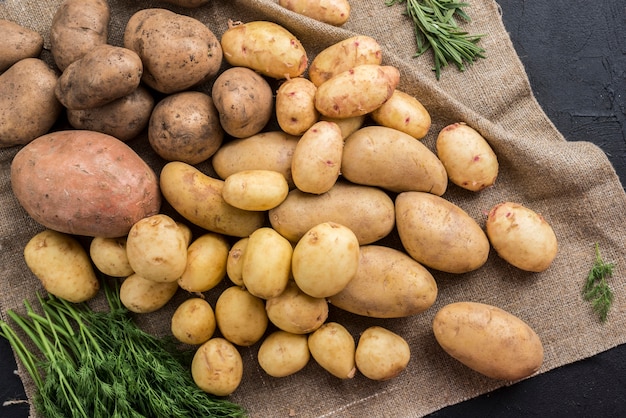 Kostenloses Foto draufsicht rohe kartoffeln auf tisch