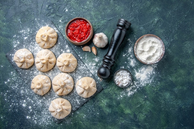 Draufsicht rohe kleine Knödel auf dunklem Tischteigkuchen Kuchenfleischgericht Abendessen frisch