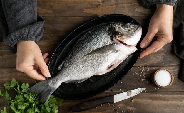 Draufsicht rohen Fisch auf Tablett