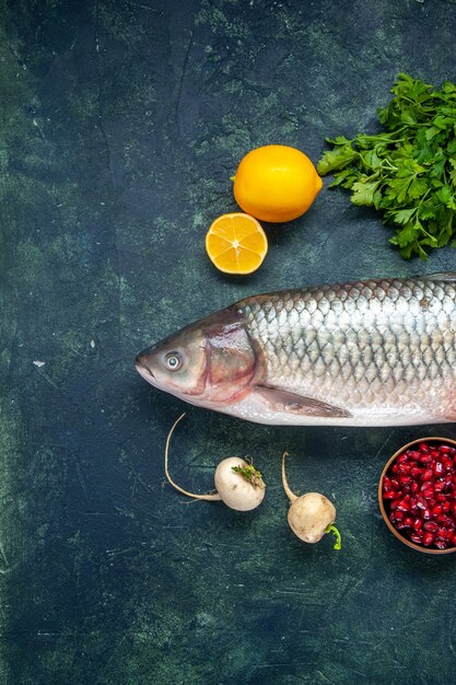 Draufsicht roher Fisch Rettich Petersilie Granatapfel in kleine Schüssel Zitrone auf dem Tisch mit freiem Platz