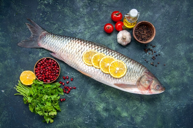 Draufsicht roher Fisch Tomaten Zitronenscheiben Öl Flaschengrün auf Tisch Freiraum