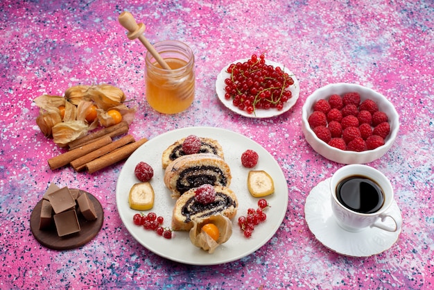 Draufsicht Rollkuchenscheiben mit verschiedenen Früchten innerhalb des weißen Tellers zusammen mit Honig auf der hellen Bodenkuchenkeks süße Farbe