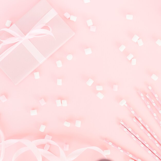 Draufsicht rosa Geschenk mit Süßigkeiten