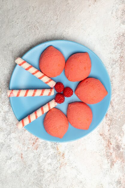 Draufsicht rosa Lebkuchen innerhalb Platte auf weißem Hintergrund Kuchen Keks süß Kuchen Zuckerkeks