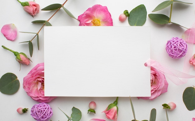 Kostenloses Foto draufsicht rosenblumen und papierblatt