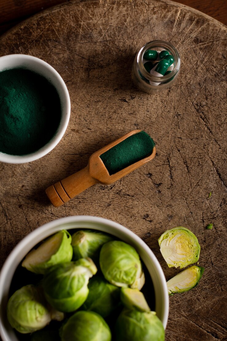 Kostenlose Foto draufsicht rosenkohl mit kapseln auf dem tisch