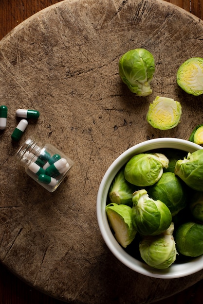 Draufsicht rosenkohl mit medizin auf dem tisch