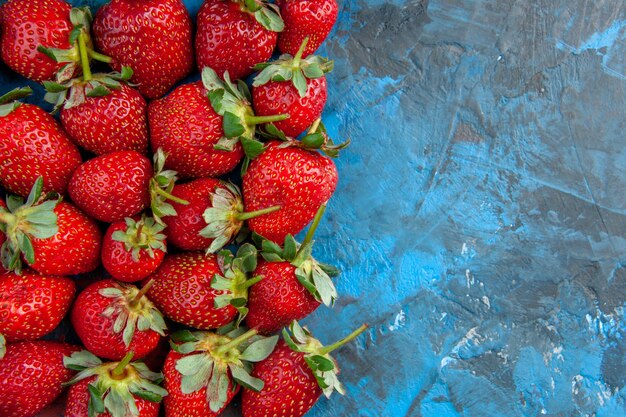 Draufsicht rote Erdbeeren auf blauem Hintergrund