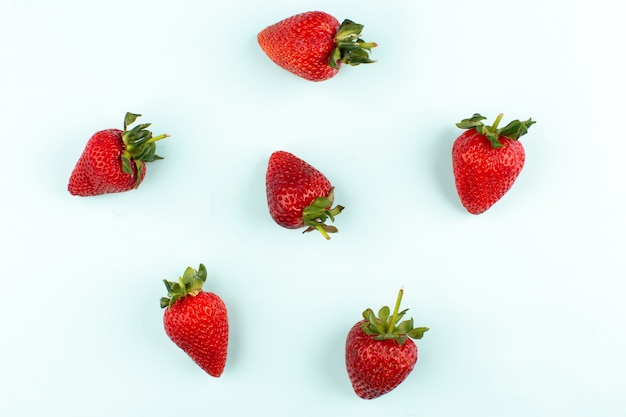 Draufsicht rote Erdbeeren frisch mild saftig lokalisiert auf dem weißen Hintergrund