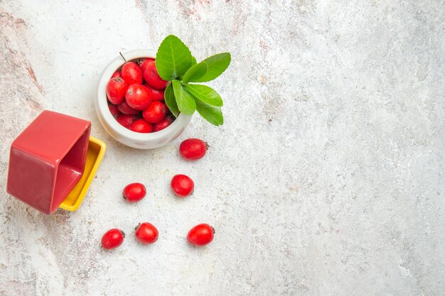 Draufsicht rote Früchte auf weißen Tischbeeren roten Früchten
